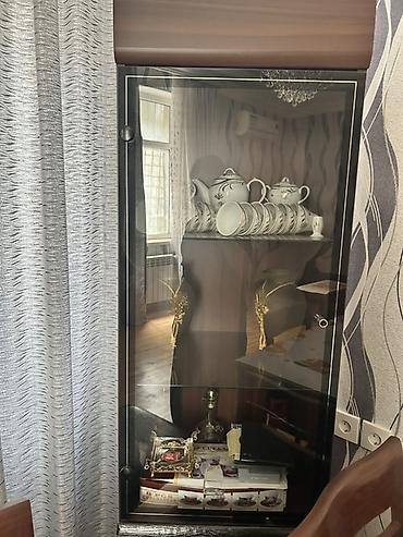 gul: Şüşəli vitrin dolabı və işıqlı kristal çilçıraq dəsti - Vitrin 1 — 2
