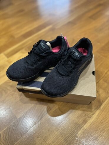 беговые красовки: Кроссовки Skechers GOrun (женские/унисекс) – черные - Легкий дышащий