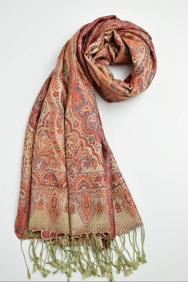 Baş geyimləri: Paşmina şarf Hindistandan hədiyyə olaraq alınmışdı. Ehtiyac olmadığı — 2