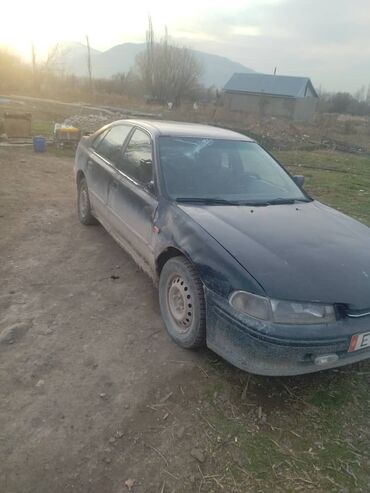 купить авто в аварийном состоянии: Автомобиль с разбитым лобовым стеклом, поврежденным левым крылом и