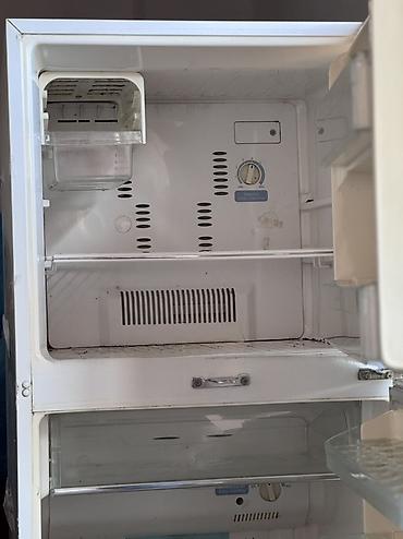 kofe qabi: İşlənmiş 2 qapılı Toshiba Soyuducu Satılır, rəng - Ağ, Təkərli — 3