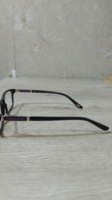 optik eynekler: Opravalar.Biri 10 manatdl.Polwadan getirilib.Wuwesi yoxdu.Ancaq