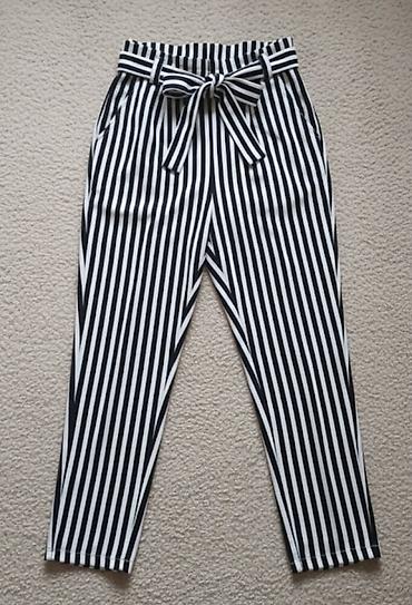 pantalone visoki struk: Ženske pantalone sa visokim strukom i kaišem – crno‑bele vertikalne — 1