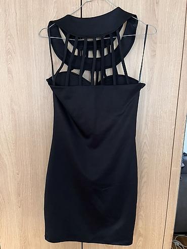 differente obuca: Elegantna crna mini haljina bez rukava sa upečatljivim ukrasnim — 1