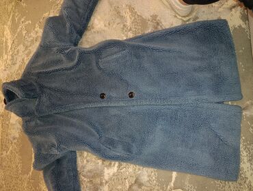 Пуховики и зимние куртки: Продается верхняя одежда бу в отличном состоянии по сом, при покупке — 5