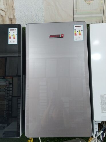 redim not 8: Silver rəngli, divara quraşdırılan su qızdırıcısı. Evdə və ya ofisdə