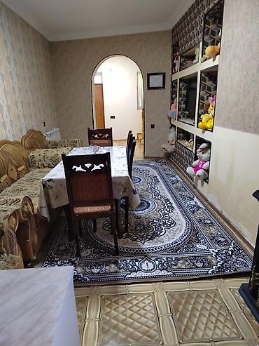 Otaqlar: 8 noyabır küçəsi Günəş marketin arxası 2 mərtəbəli evdi həyəti yoxdu — 2