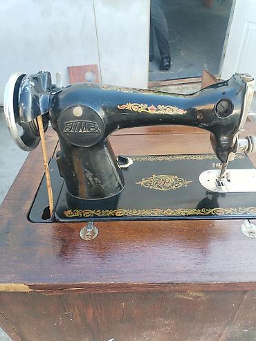 qədim pular: Mexaniki tikiş maşını və inteqrə olunmuş taxta stol - Klassik, ayaq — 10