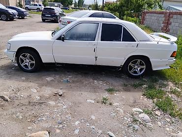 Унаа: Mercedes-Benz 190: 1983 г., 2 л, Кол менен иштөөчү, Бензин, Седан — 3