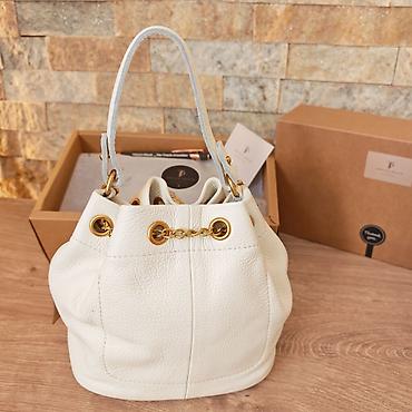 sinsey torbe: Kožna torba-buket (bucket bag) u boji slonovače sa zlatnim detaljima — 2