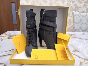 Botinka və botilyonlar: Fendi, Ölçü: 36, rəng - Qara, Yeni — 1