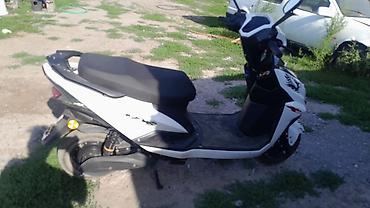 top riding: Скутер 50–80 см³ (визуально класс 50сс), городской, белый с черными — 3
