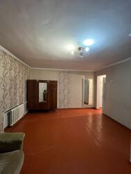 дом продаю новопокровка: 1 бөлмө, 30 кв. м, Хрущевка, 2 кабат, Эски ремонт