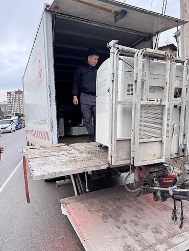 кол саат: Буйрутма берүү Мерседес жүк ташуучу спринтер, Эмерек ташуу, Жүк ташуучу жумушчусу менен — 3