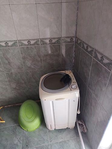 kafe stulları: 2 otaqlı mənzil – mətbəx və zal mebelli - Geniş mətbəx: taxta fasadlı — 8