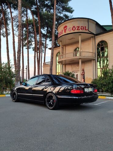 Mercedes-Benz: Mercedes-Benz E 320: 3.2 l | 2000 il Sedan — 2