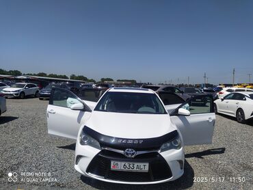 граната ниссан: Автомобиль Toyota Camry белого цвета с черным защитным чехлом на