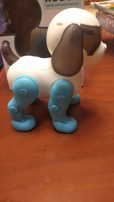 Aş qazanı: Ağ və mavi rənglərdə olan bu robot it oyuncağı, uşaqlar üçün əyləncəli