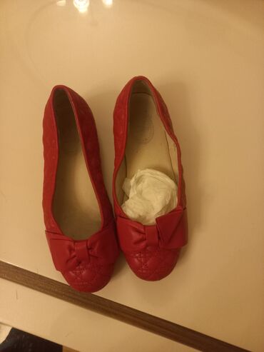 Basanoşka və səndəllər: Məhsul: Qırmızı baletka ayaqqabılar - Brend: Dior (daxili və alt
