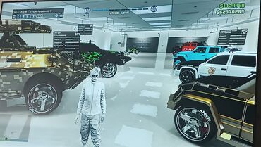 Digər avtomobillər: Qarajda müxtəlif növ nəqliyyat vasitələri var. Yüksək keçmə — 2