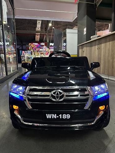 машины детский: Электромобиль Toyota Land Cruiser в черном цвете с детализированным — 2