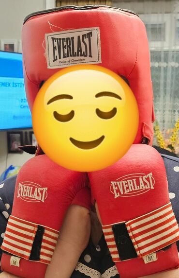 Əlcəklər: Boks və karate üçün əlcəklər lapa kaska dizlik.hamısı çox az işlənib