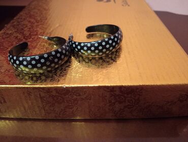 Bilərziklər: 2 manat qolbaq sırğa boyunbağı 
ünvan Bakı sağlamlıq mərkəzi — 6