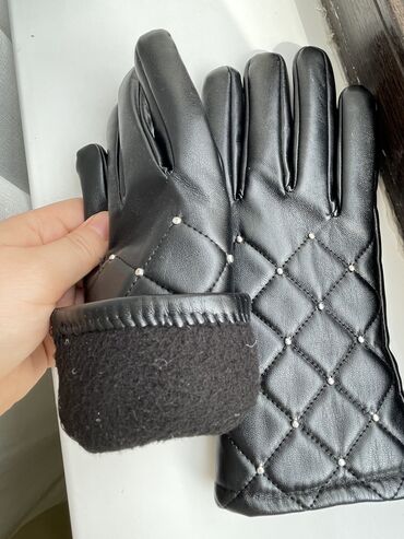 Перчатки зимние водоотталкивающие, размер S Черный носила пару раз