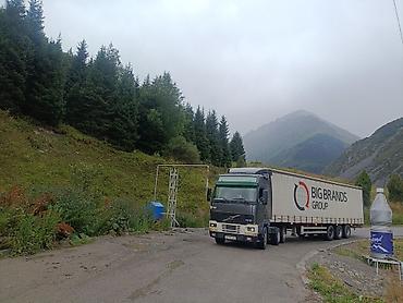 Грузоперевозки тентованным автопоездом - Тягач: Volvo FH12, 4x2/6x2 - at lalafo.kg Грузоперевозки тентованным автопоездом - Тягач: Volvo FH12, 4x2/6x2 -