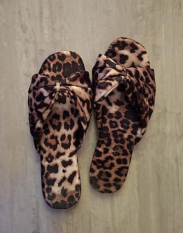 ipanema: Ženske papuče sa leopard printom - Model: ravne papuče sa širokom — 3