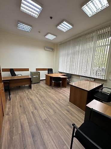 Аренда офисов: Сдаю Офис целиком: 300 м², В жилом комплексе, С ремонтом, Первая линия, С отдельным входом, С отдельным санузлом — 28