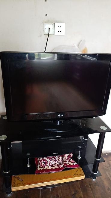 - LG televizor – düz ekran, geniş formatlı görüntü. Ön paneldə