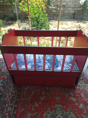 ağacdan hazırlanmış yataq: Oğlan və qız üçün, Dördbucaq, Beşik, Dəst ilə, Matras ilə, Yellənmə mexanizmsiz