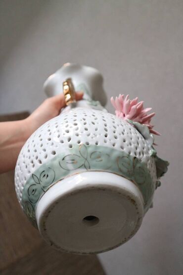 Вазы: Винтажная китайская ваза (советского периода) прорезной фарфор Высота — 4