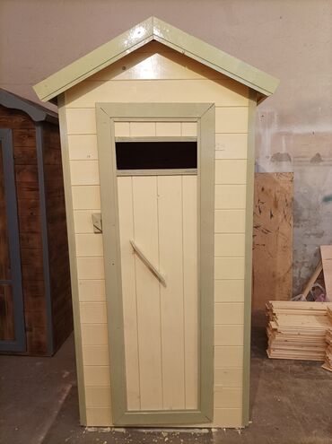 перегородки деревянные: Туалет уличный в наличии. Туалет полностью деревянный очень