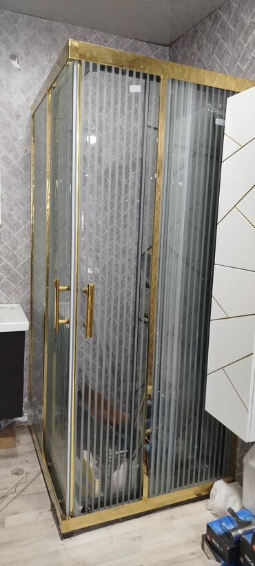 Saturn: Qızılı çərçivəli duş kabinası - Ölçü: təxmini 200 sm hündürlük (şüşə