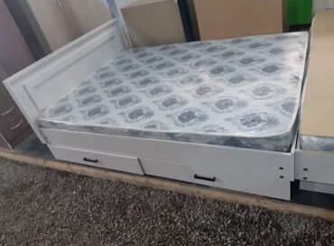 бу кровать с матрасом: Продаю б/у двухспальную кровать с матрасом и 2 тумбочки. Цвет
