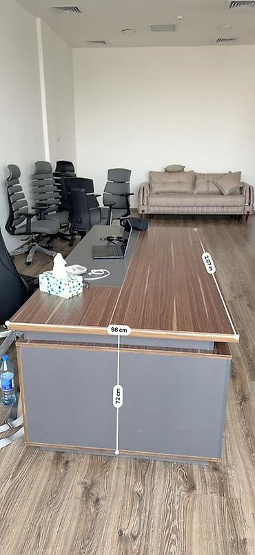 07 sekili: Mebel: Direktor/ofis masası (L‑şəkilli ön panel və yan tumbalarla) — 1