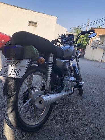 Motosikletlər: Şəkillərdə qara rəngli, kompakt ölçülü motosiklet təqdim olunur. Model — 2