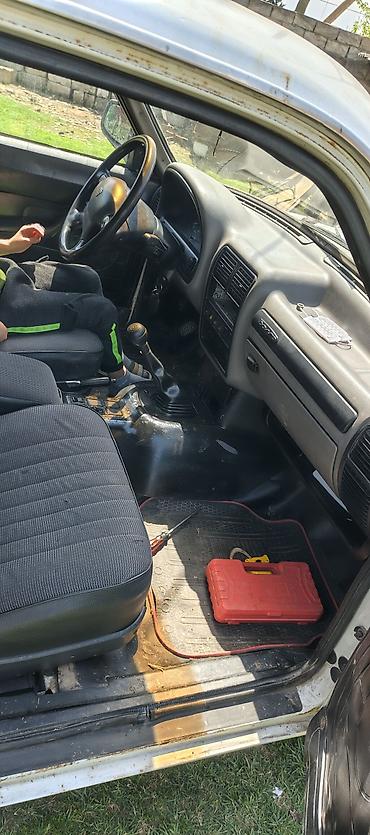 vaz on şuşə: GAZ Volga 3110, ağ rəngli sedan. Xüsusiyyətlər: - Korpus: 4 qapılı — 3