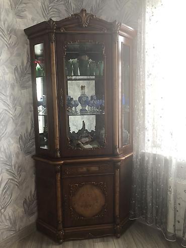 Künc vitrin şkafı – klassik üslub - Material: Təbii ağacdan