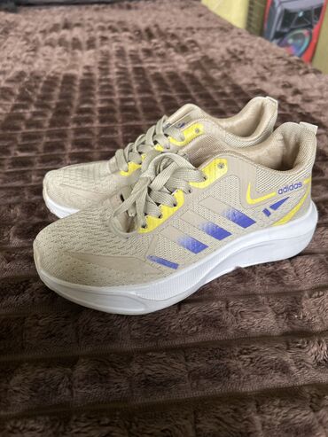 удобный обувь: Новые кроссы Уни 
Вьетнам Адидас
1000 сом