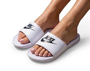 air green: Nike ženske papuče – bele - Model: klasične “slide” papuče sa širokim — 1