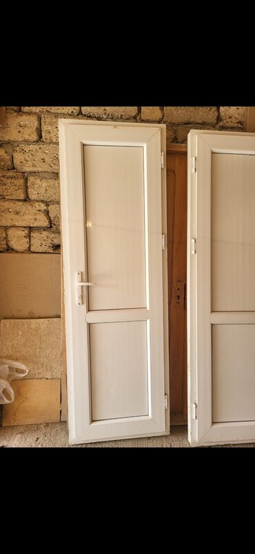 plastik utusu: Ölçü 70×210
Tək 60 azn
Cüt 90 azn 
Qapının biri sınıqdır