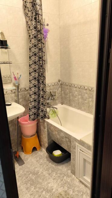 Uzunmüddətli kirayə mənzillər: Nərimanov metrosunun çıxışında,Mc donalds ilə üzbəüz,6 mərtəbənin,3-cü — 4