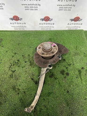 цапфа ступицы: Ступица в сборе с поворотным кулаком и рычагом подвески (передняя) — 1