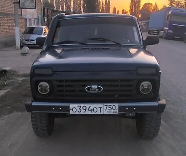 опел вектора а: LADA Niva 4x4, трёхдверный внедорожник в тёмно‑синем цвете с