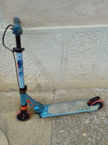 Trotineti, skejtbordovi i hoverbordovi: Trotinet sa rotirajucim tockovima.Dobar ža akrobacije — 8