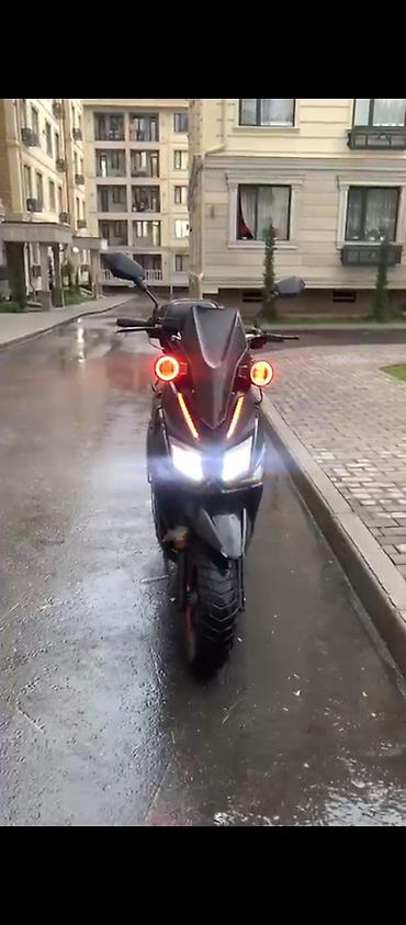 мото зонтик: Скутер/мопед городского типа с агрессивным дизайном и LED‑оптикой — 1
