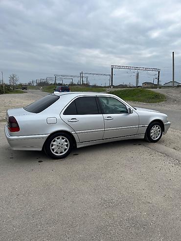 pegah yag: Mercedes-Benz 230: 2.3 l | 1999 il Sedan — 1